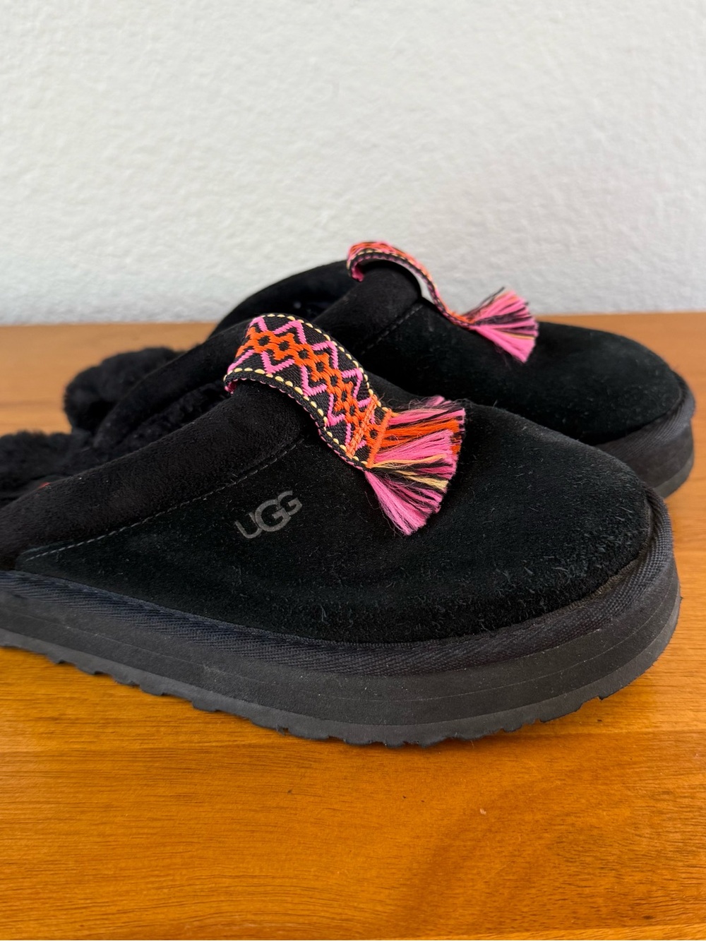 UGG Tazzle Black Suede Unisex Suede Platform Slippers W/Sheepskin - Youth Sz 1